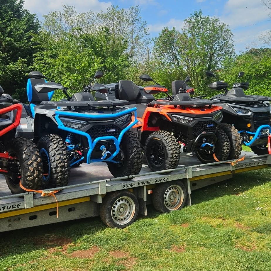 Quad vozila na prikolici spremna za dostavu