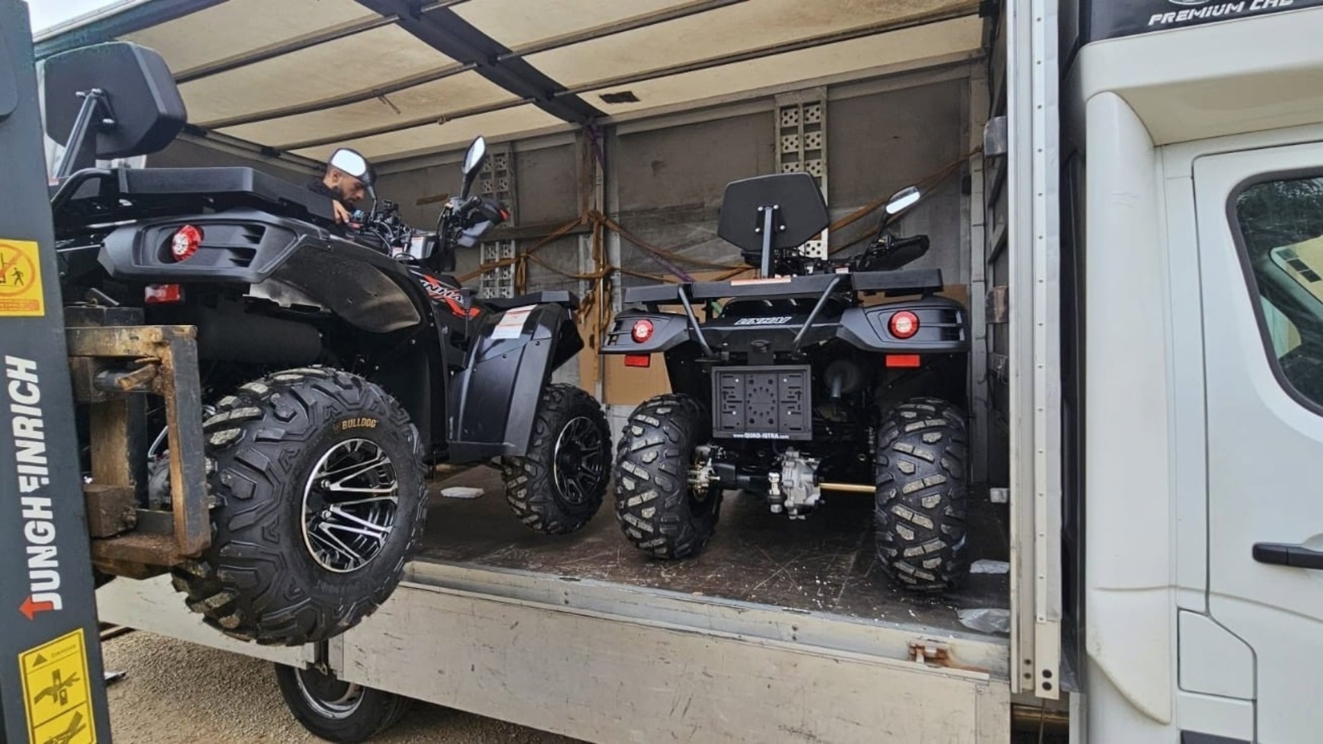 Utovar quad vozila u dostavni kamion