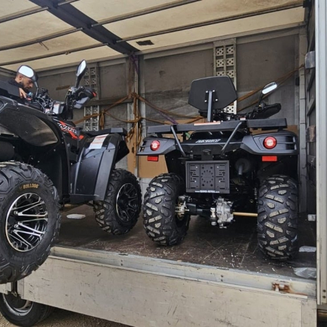 Utovar quad vozila u dostavni kamion