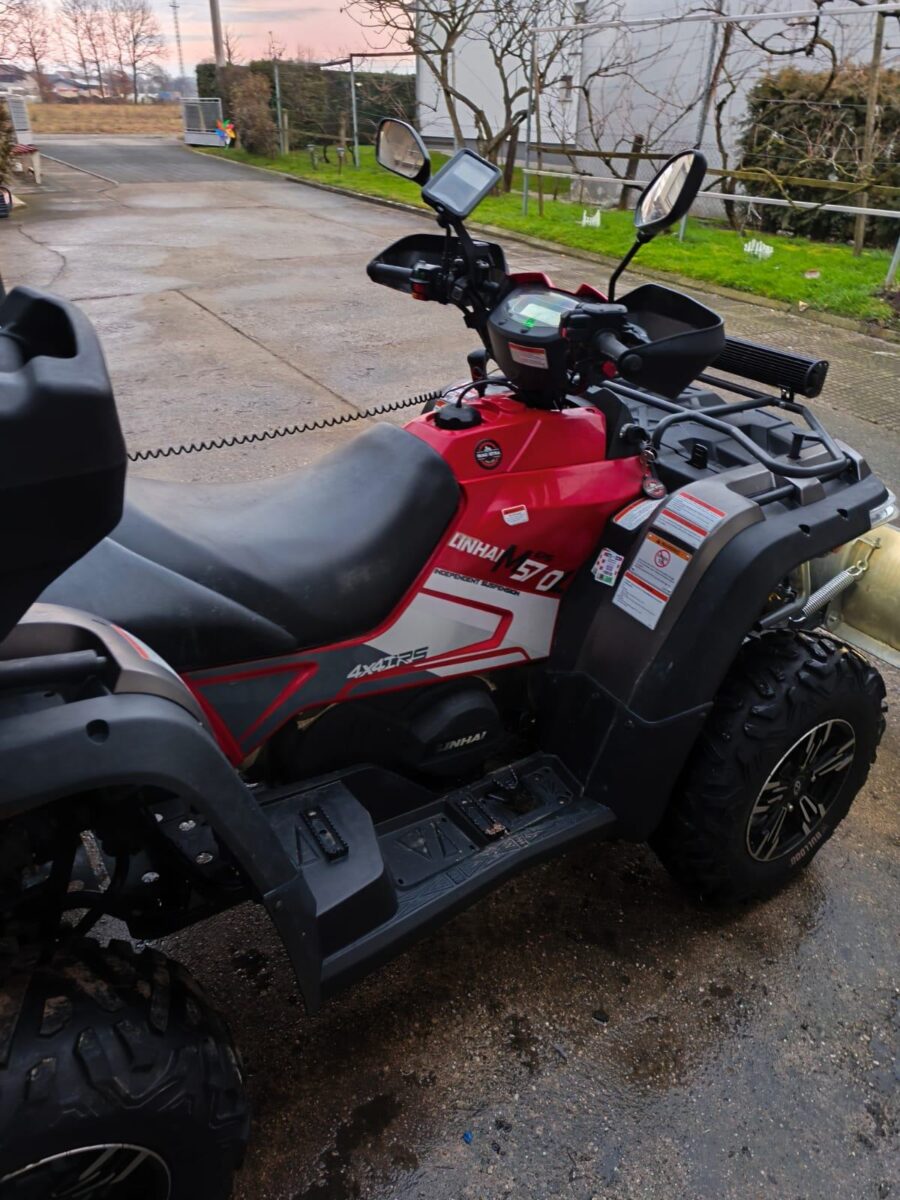 rabljeni-quad Rabljeni crveni quad parkiran na dvorištu