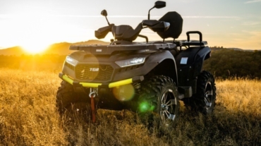 ATV vozilo parkirano u polju pri zalasku sunca